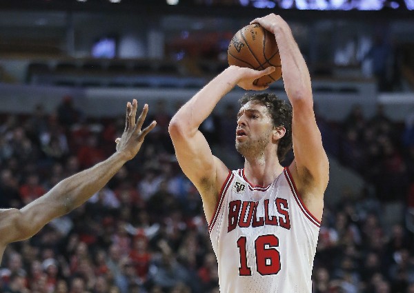 Pau Gasol, de los Bulls de Chicago, en acción. (Foto Prensa Libre: AP)