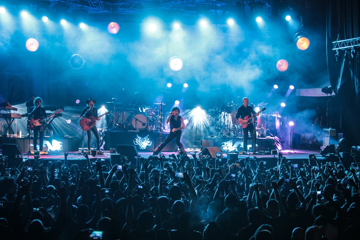 Enrique Bunbury, en 2016, en su concierto en la Ermita de la Santa Cruz, en Antigua Guatemala (Foto Prensa Libre: Keneth Cruz).