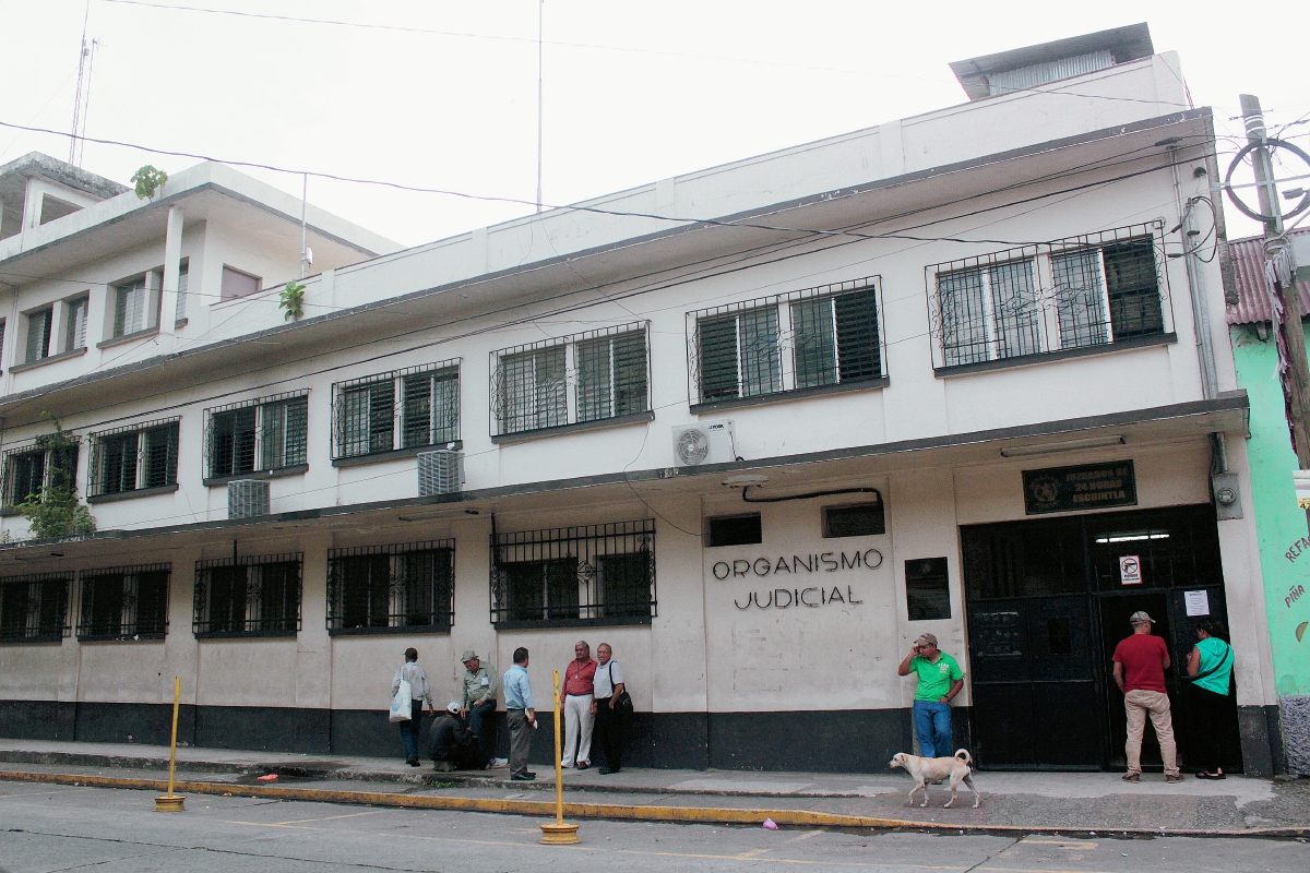 El agente de la PNC capturado fue trasladado a la sede del Organismo Judicial de Escuintla. (Foto Prensa Libre: Melvin Sandoval)