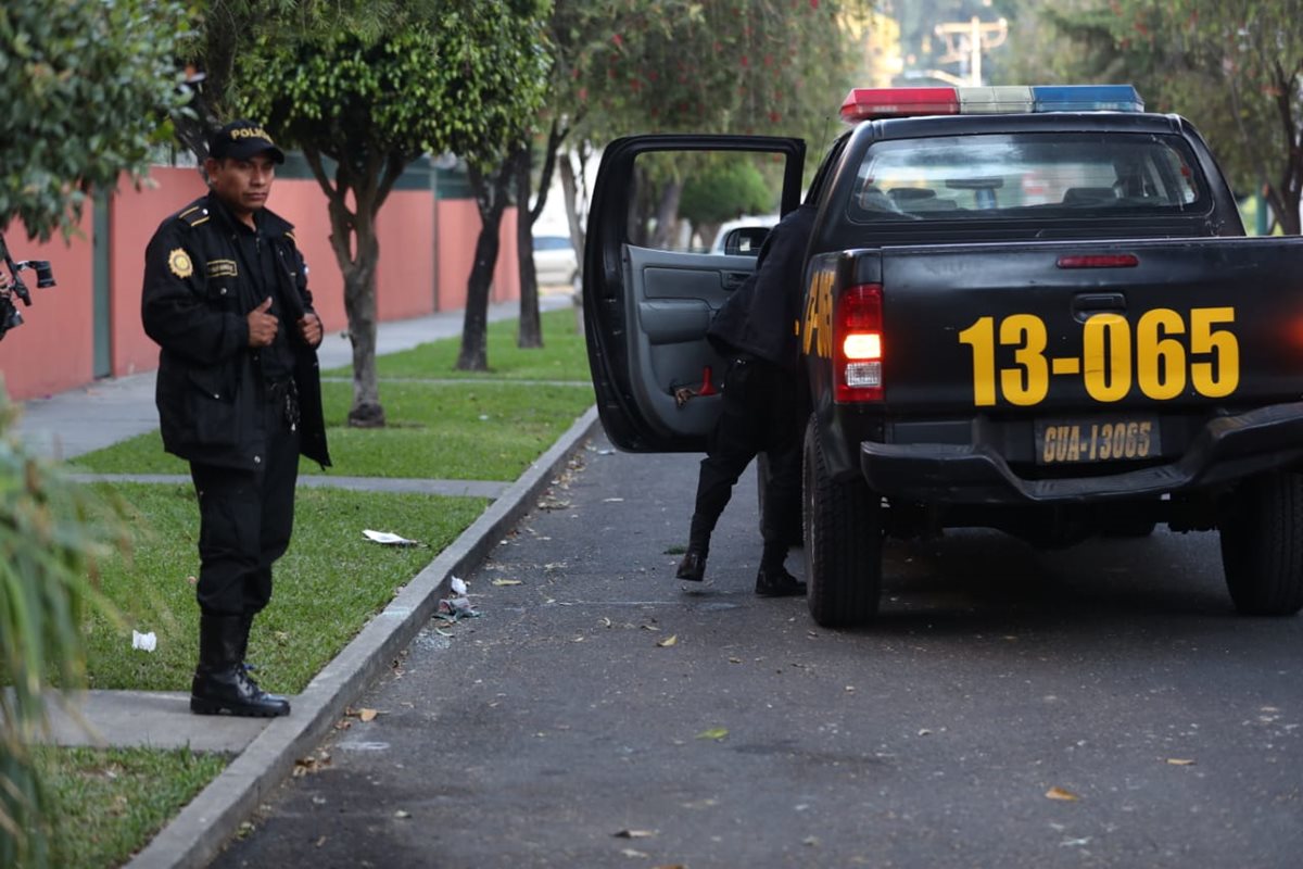 Agentes de PNC, en el lugar donde fueron hallados los cadáveres del exdiputado Joaquín Bracamonte y su esposa Zulma Subillaga. (Foto Prensa Libre: Carlos Hernández)