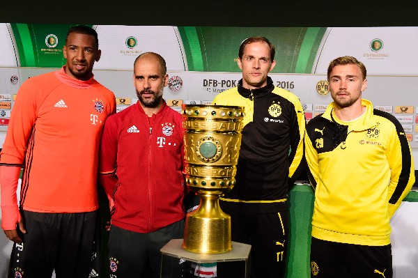 Jerome Boateng y Pep Guardiola, del Bayern, posan junto a al técnico Thomas Tuchel y Marcel Schmelzer, del Borussia. (Foto Prensa Libre: AFP)