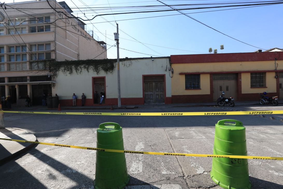 Los alrededores de la sede del Sistema Penitenciario fueron acordonados como medida de prevención. (Foto Prensa Libre: Estuardo Paredes)