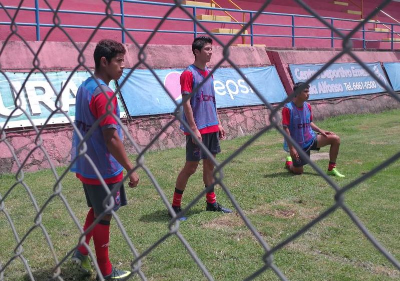 Pedro Altán, Frank de León y Jhon Méndez podrían aparecer en el armado rojo en el Clásico 299. (Foto Prensa Libre: Carlos Vicente)