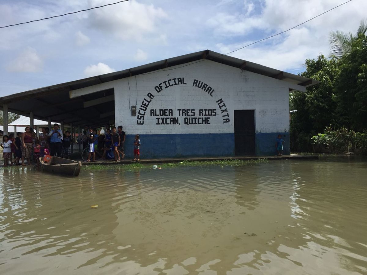 La lluvia ha causado daños en la Escuela Oficial de la aldea Tres Ríos, Ixcán. (Foto Prensa Libre: Héctor Cordero)