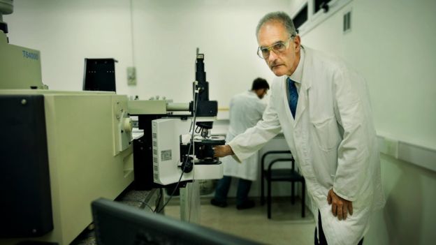 Carlos Della Védova y su equipo realizaron distintos análisis en hebras de la bandera y constataron que el pigmento corresponde al color azul de ultramar. CONICET