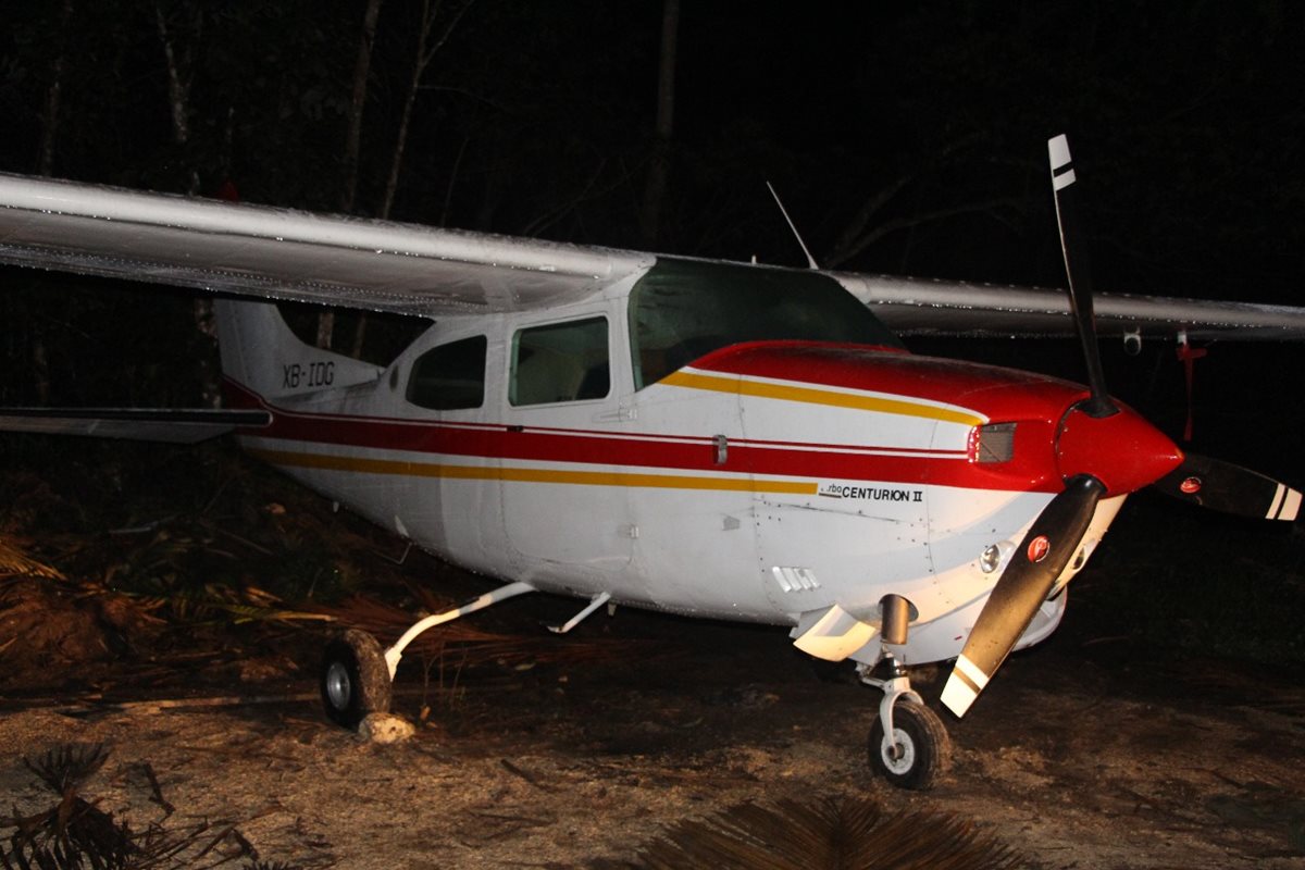 Avioneta localizada por autoridades en Poptún, Petén. (Foto Prensa Libre: PNC)