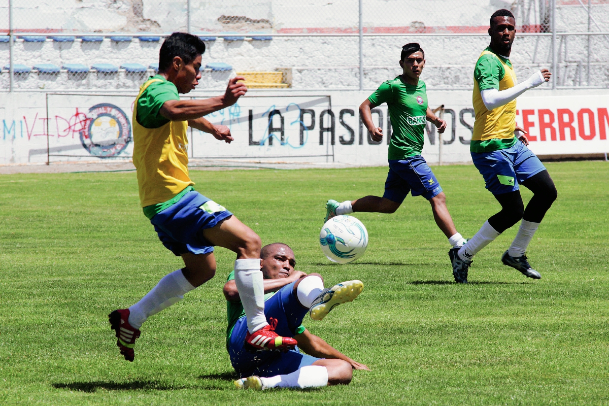 El plantel chivo termino la semana de trabajo haciendo juego interescuadras donde el DT Medford conoció a cada uno de los jugadores. (Foto Prensa Libre: Carlos Ventura)