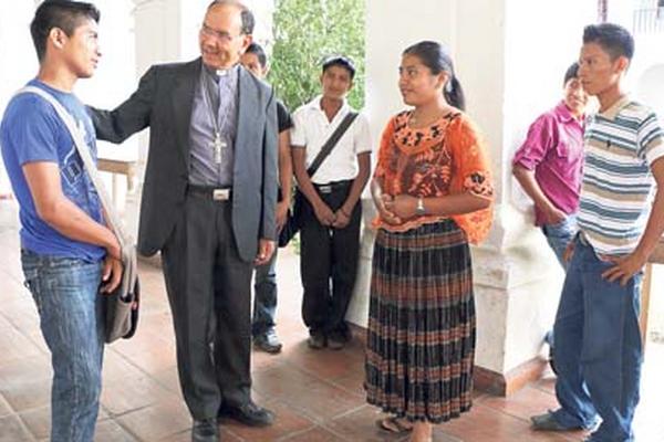 Jóvenes participantes de una pastoral conversan con monseñor Rodolfo Valenzuela.