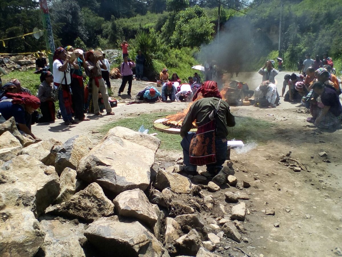 Parte de la ceremonia con la que un grupo de sacerdotes mayas piden perdón a la Tierra por el daño causdo. (Foto Prensa Libre: Héctor Cordero)