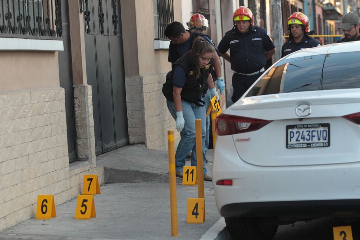 En la zona 2, murió baleado el síndico de  la Municipalidad de Cuilapa Santa Rosa, Haroldo Román Gómez Solís. (Foto Prensa Libre: Érick Ávila)