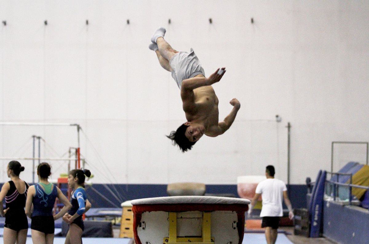 Jorge Vega captado en el último entrenamiento en la Federación de Gimnasia, zona 5, previo a viajar a Hungría. (Foto Prensa Libre: Cortesía COG).