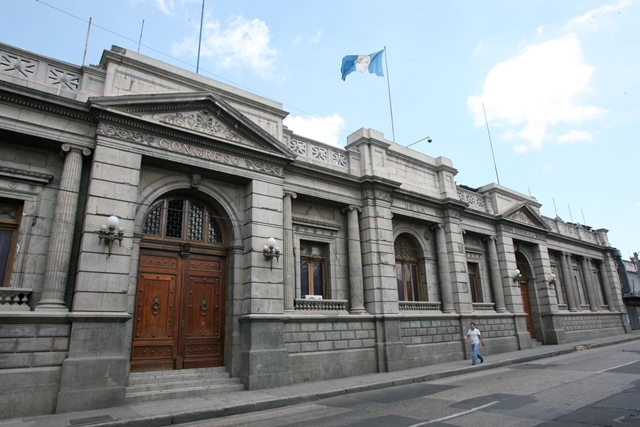 Empleados del Congreso contratados bajo el renglón 0-22 tendrán que marcar asistencia. (Foto Prensa Libre: Hemeroteca PL)