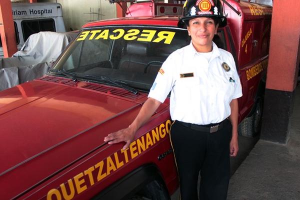 Guadalupe Sigüenza, madre quetzalteca, deja a sus tres hijos para atender la planta telefónica. (Foto Prensa Libre: Carlos Ventura)