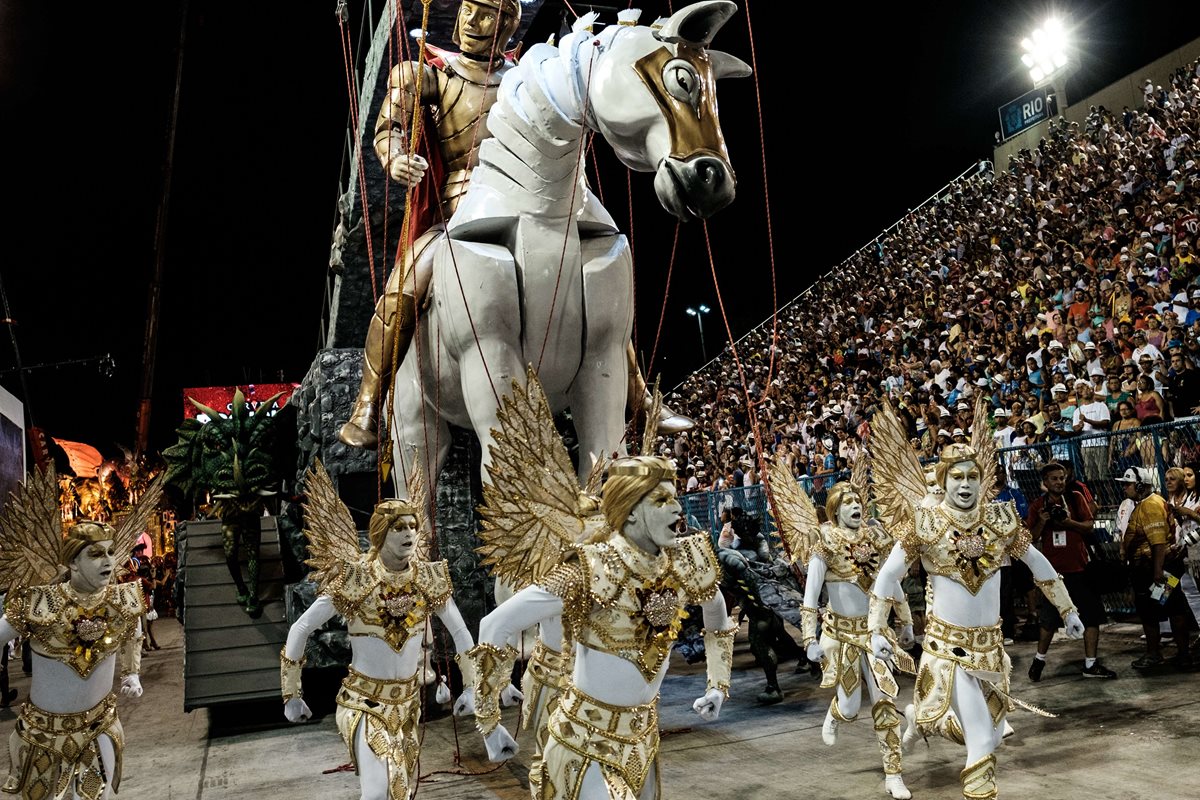 Escuelas de zamba de Brasil pasan en el sambódromo de Río de Janeiro. (Foto Prensa Libre: AFP)