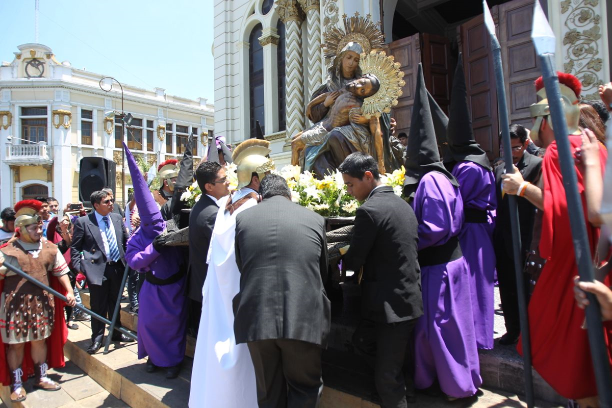 Nuestra Señora de la Piedad salió del templo El Calvario a las 12 del mediodía. (Foto Prensa Libre: Óscar Rivas)