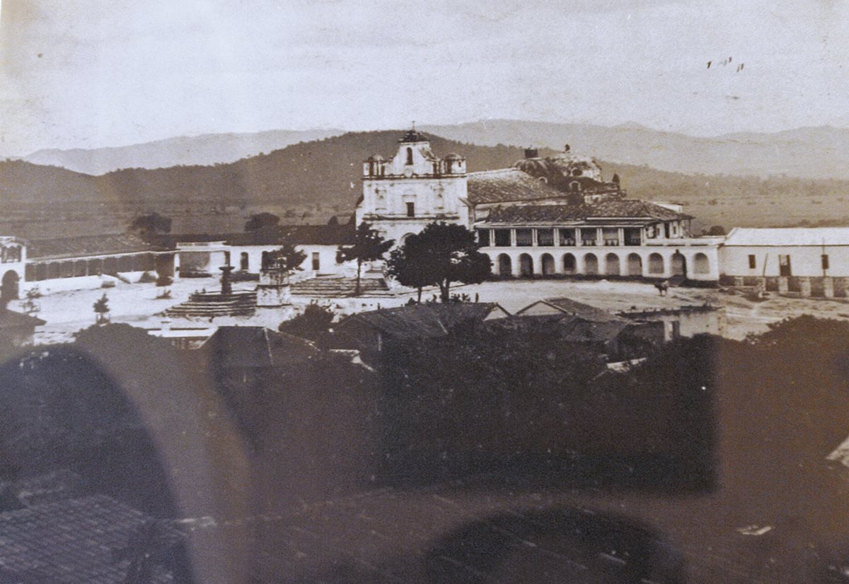 Aspecto antiguo de la plaza central de Mixco, Guatemala. (Foto: Hemeroteca PL)