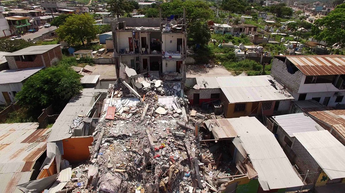 Vecinos observan construcciones devastadas en Guayaquil, Ecuador. (Foto Prensa Libre: AFP).