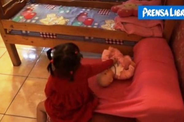 Una niña juega en el hogar Luz de Fátima. (Foto Prensa Libre: Verónica Gamboa)<br _mce_bogus="1"/>