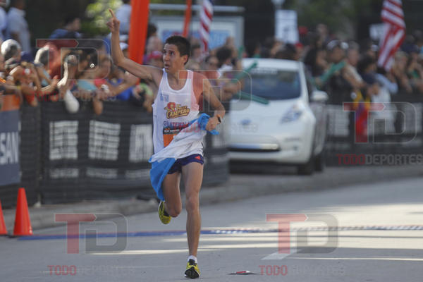 El corredor guatemalteco Luis Carlos Rivero, ingresó en la tercera posición del Maratón de Miami. (Foto Prensa Libre: Eduardo González)