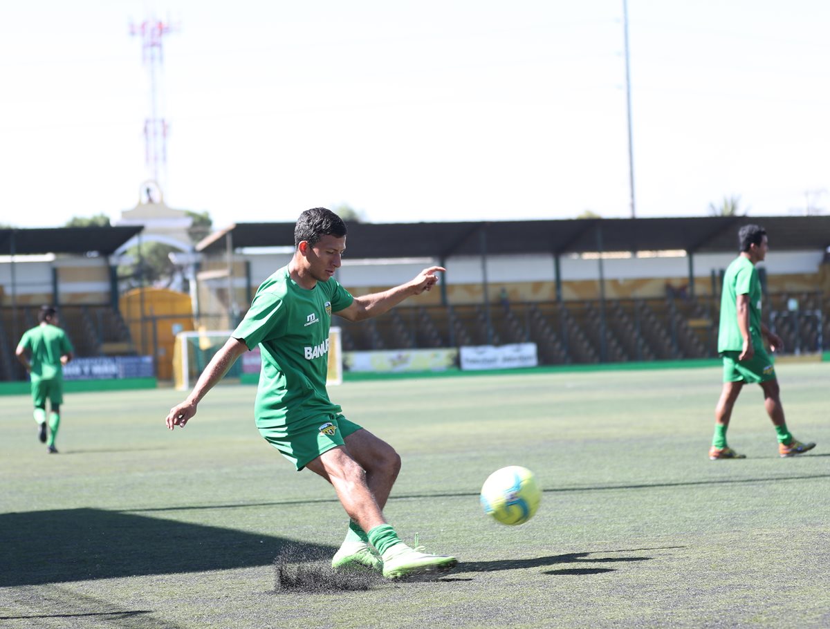 El mediocampista de Petapa, Julio Fajardo, espera mantener la confianza del entrenador argentino Ramiro Cepeda. (Foto Prensa Libre: Edwin Fajardo)