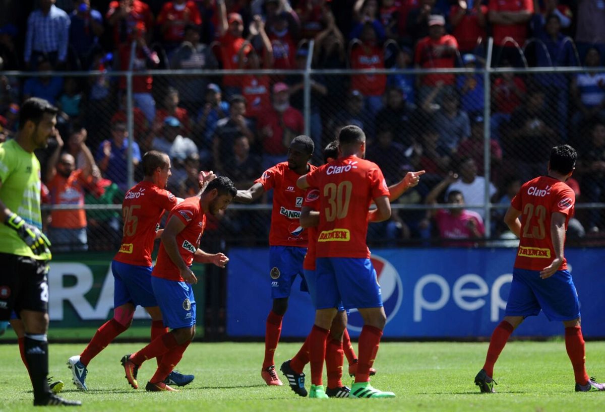 Denniss López dio los tres puntos a Municipal con un gol en el primer tiempo. (Foto Prensa Libre: Francisco Sánchez)