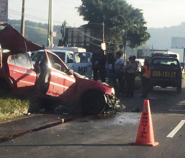 Un accidente en la ruta al Pacífico dejó dos muertos y tres heridos. (Foto Prensa Libre: @Jcapl86)