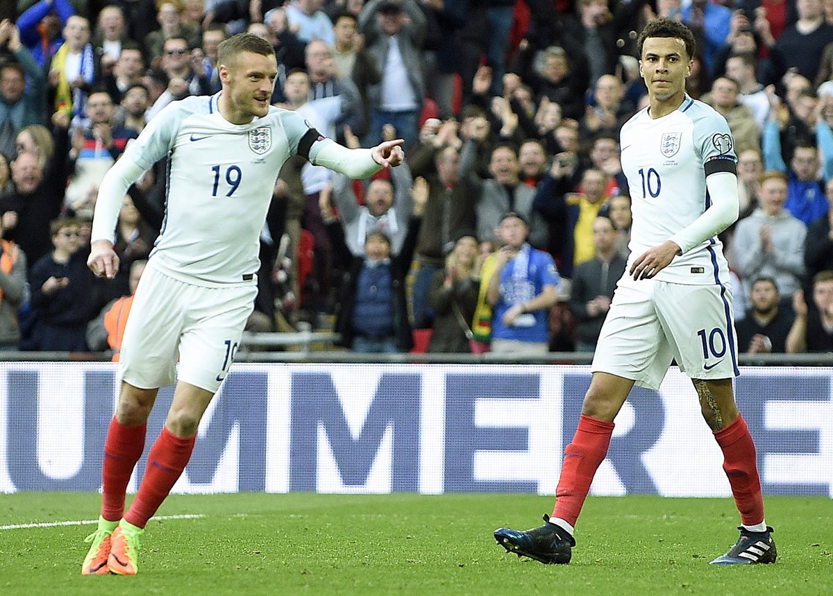 Jamie Vardy festeja luego del segundo gol de Inglaterra en la eliminatoria a Rusia 2018. (Foto Prensa Libre: EFE)