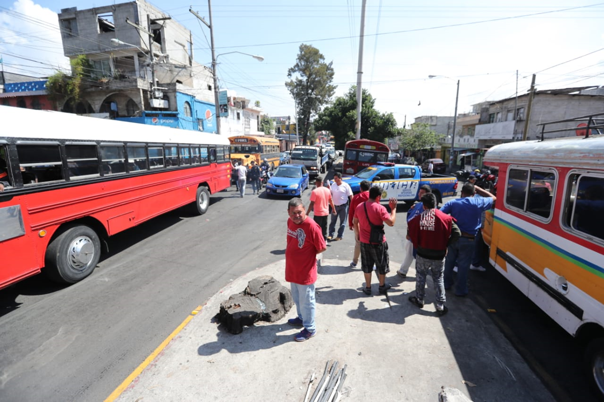 Pilotos taparon por unas 3 horas el ingreso a la colonia Bethania. (Foto Prensa Libre: Érick Ávila)