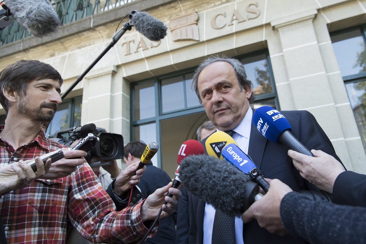 El francés Michel Platini (dcha), expresidente de la UEFA, atiende a los medios a la salida de la audiencia que el Tribunal de Arbitraje Deportivo (TAS). (Foto Prensa Libre: EFE)