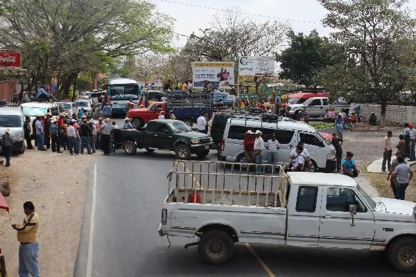 Uno de los bloqueos que  vecinos colocaron  para pedir la reparación de un camino.