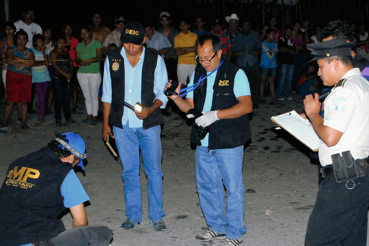 Peritos del  Ministerio Público recogen evidencias en lugar del ataque, en San Agustín Acasaguastlán, El Progreso. (Foto Prensa Libre: Hugo Oliva)