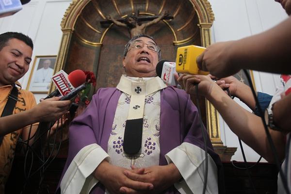 Arzobispo Óscar Vian, luego de oficiar la misa del primer domingo de Cuaresma, pidió reflexión al momento de elegir gobernantes y recordar que muchos roban. (Foto, Prensa Libre: Esbin García).