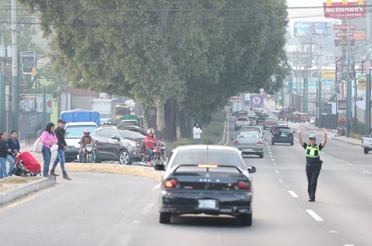 En el kilómetro 29 un agente de la PMT regula el paso de automóviles, ese es el punto toral de los atascos en San Lucas Sacatepéuqez. (Foto Prensa Libre: Hemeroteca PL)