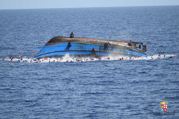 El Barco volcó debido a la inestabilidad por el gran número de personas a bordo.(Foto Prensa Libre:EFE).