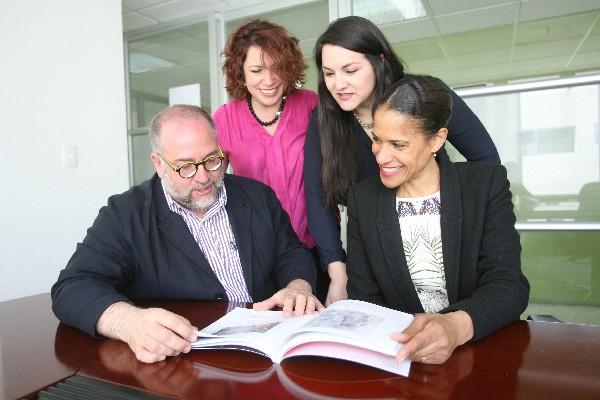 Silvia Obiols de Tres, directora de Juannio —izquierda—,   junto a los artistas que son parte del jurado: José Luis Blondet,  Isolde Brielmaier  y Pilar Tompkins. (Foto Prensa Libre: Billy Quijada)