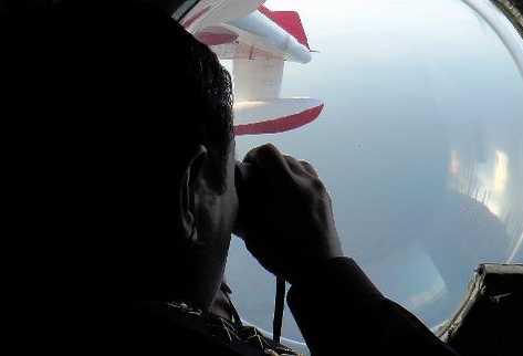 Personal del Servicio Marítimo malasio buscando rastro del avión desaparecido en el mar. (Foto Prensa Libre: AFP).