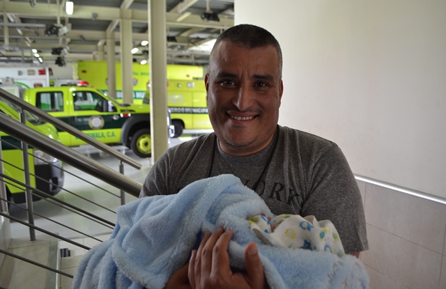 Henry Álvarez, quien es padre primerizo, sostiene en brazos a su hijo. (Foto Prensa Libre: CBM)