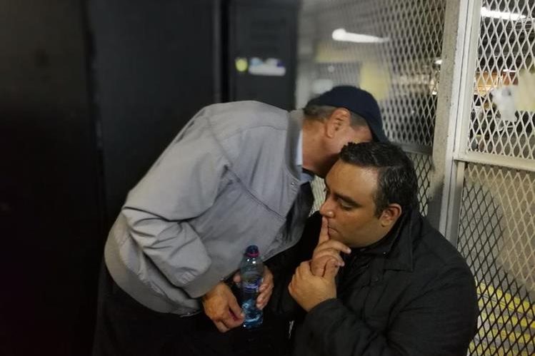 Luis Lima, hermano de Byron Lima, junto al abogado Marco Antonio Rossell en la Torre de Tribunales. (Foto Prensa Libre: Érick Ávila)