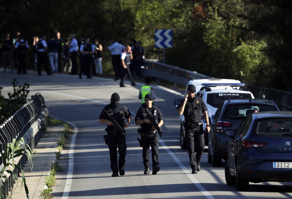 Las fuerzas policiales han emprendido una ola de señalamientos contra otras autoridades, lo que ahonda la tensión independentista en Cataluña. (Foto Prensa Libre: AP)