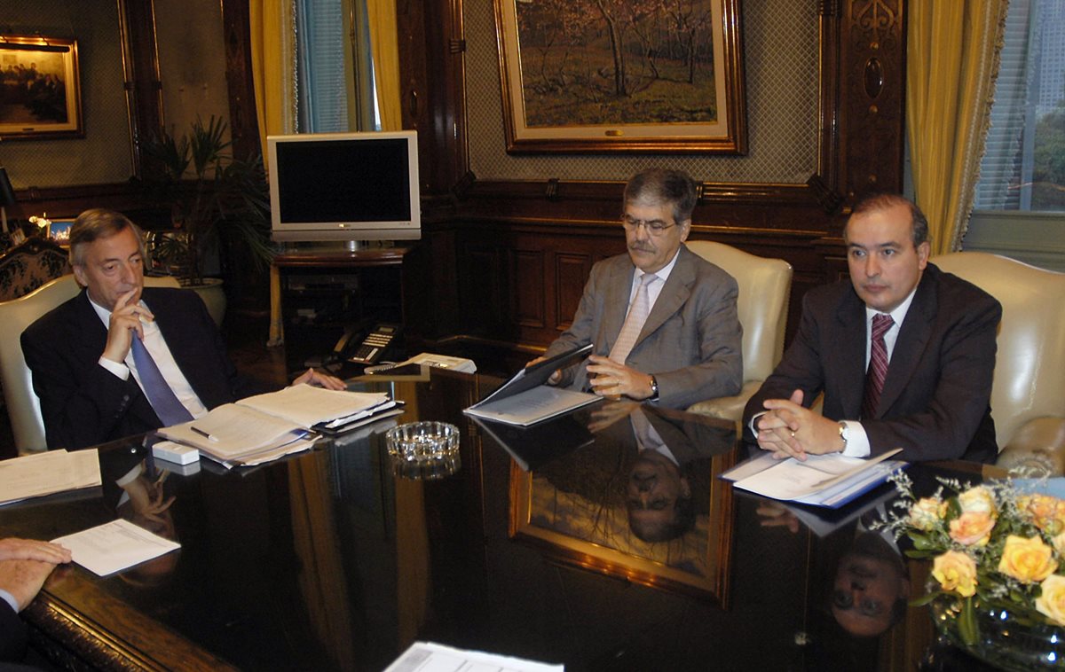 Fotografía de archivo del 4 de mayo del 2007 aparece el entonces presidente argentino Néstor Kirchner (i) junto al entonces Ministro y Viceministro de Planificación Federal, Servicios e Inversión Pública Julio De Vido (C) y José López durante un encuentro con miembros de la Argentina Cámara de Cosntrucción en Buenos Aires. (AFP)