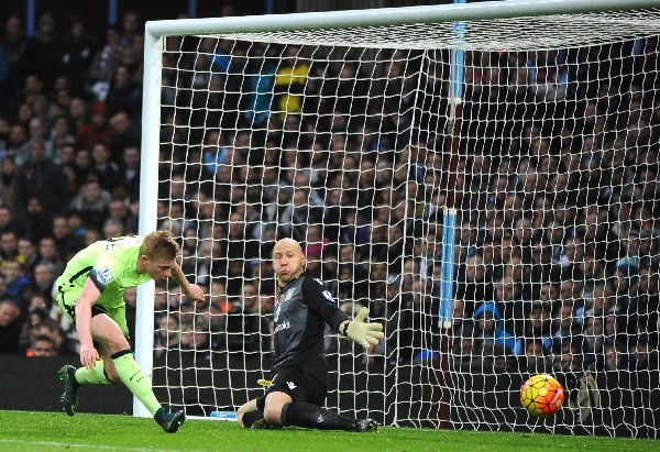 Kevin De Bruyne se pierde una oportunidad clara de anotar ante Brad Guzan. (Foto Prensa Libre: AP)