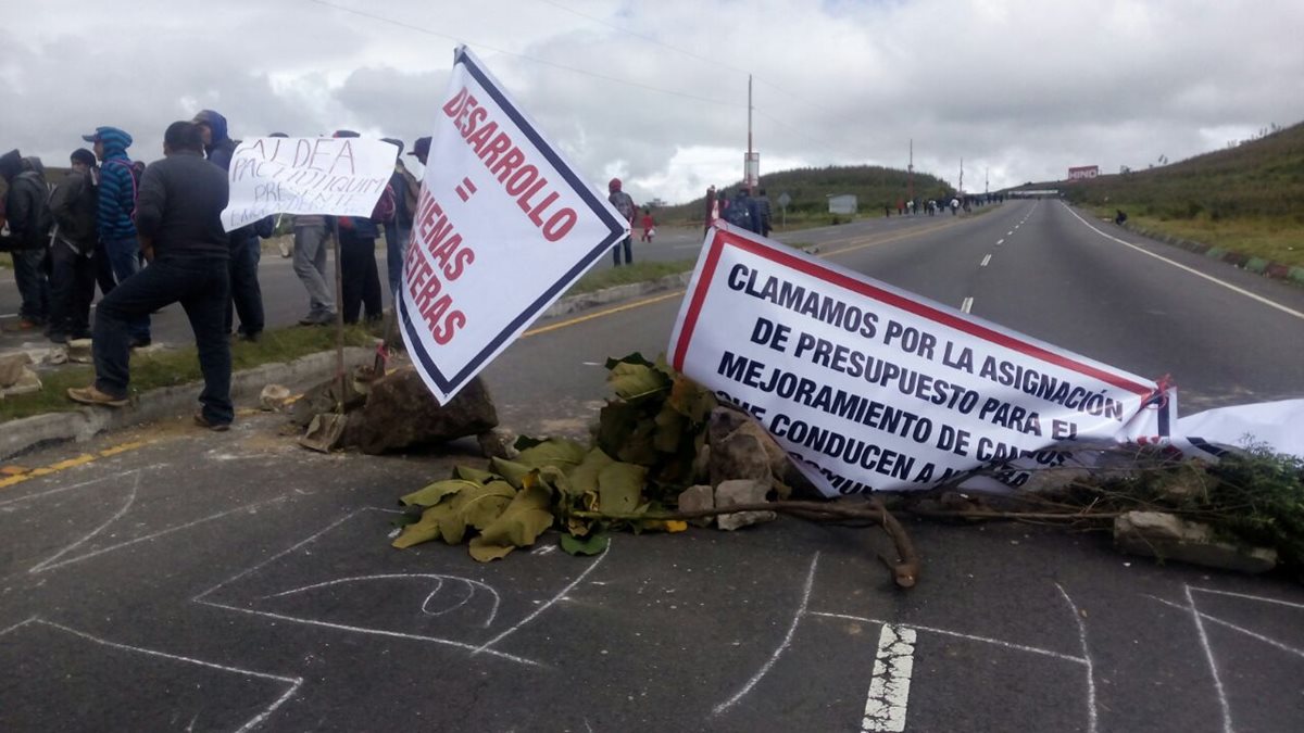 Vecinos de occidente bloquean el paso de vehículos en la Cumbre de Alaska, Sololá. (Foto Prensa Libre: Ángel Julajuj)