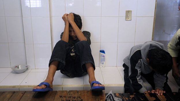 Las condiciones bajo las cuales niños y adolescentes están bajo detención y separación han sido denunciadas por defensores de migrantes. (Getty Images).