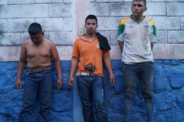 Los tres detenidos luego de ser capturados por la PNC en Escuintla con Q14 mil robados minutos antes a un cuentahabiente (Foto Prensa Libre: Melvin Sandoval)<br _mce_bogus="1"/>