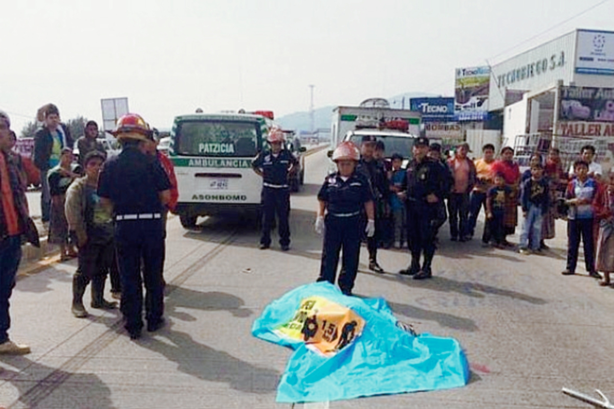 Raymundo Juárez, exalcalde de Santa Cruz Balanyá, Chimaltenango, murió atropellado en Patzicía. (Foto Prensa Libre: Bomberos Municipales Departamentales)