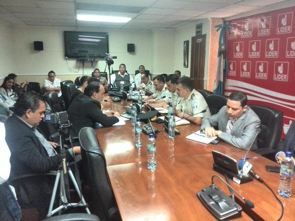 Representantes del MP y PNC llegaron al Congreso. (Foto Prensa Libre: Carlos Álvarez)