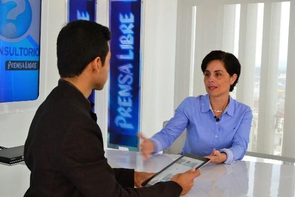 LA OFTALMÓLOGA Kelin Leiva, durante su participación, ayer, en    El Consultorio.