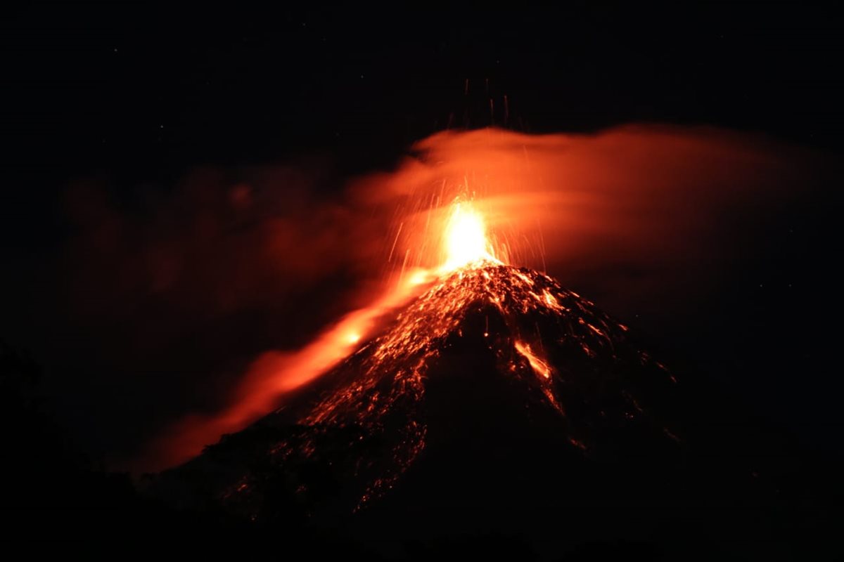 La erupción del Volcán de Fuego es visible a varios kilómetros de distancia. (Foto Prensa Libre: Carlos Paredes)