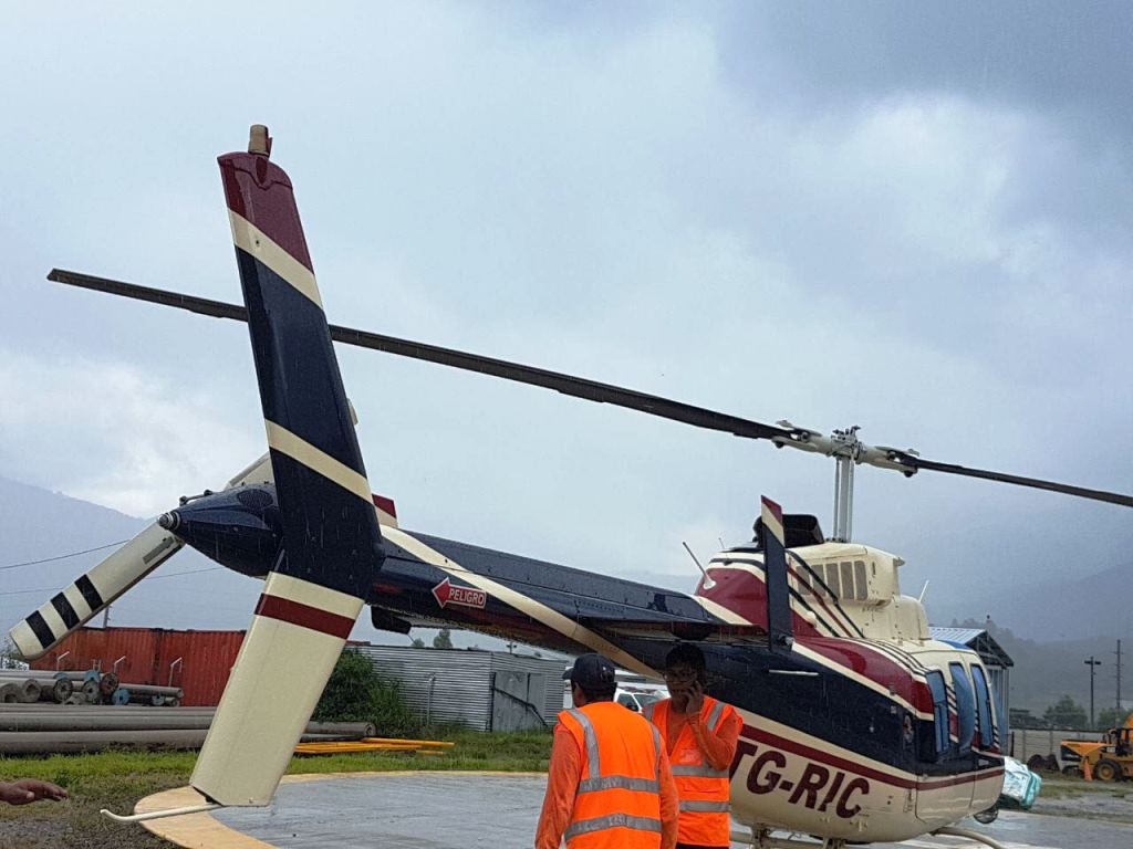 Personal de la minera inspecciona el helicoptero para descartar otros impactos de bala en la estructura. (Foto: Minera San Rafael)