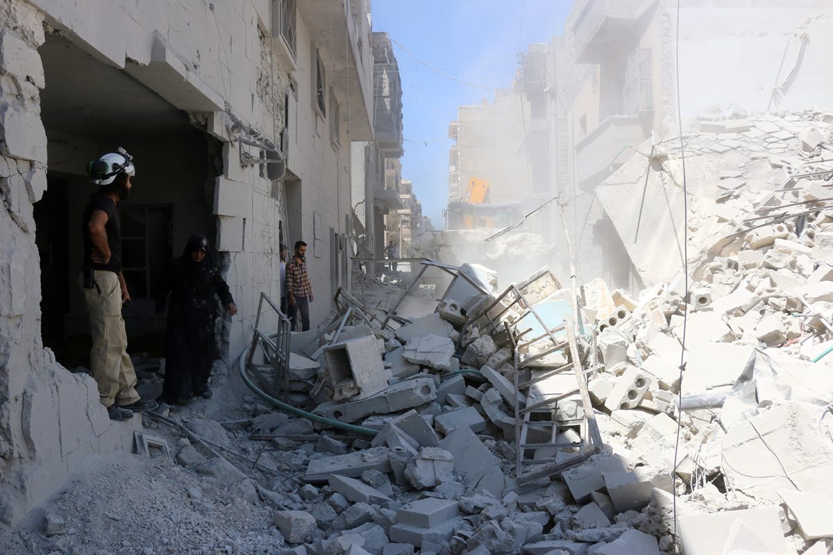 Vista de los destrozos causados por los bombardeos de las fuerzas gubernamentales en Alepo. (Foto Prensa Libre: AFP).